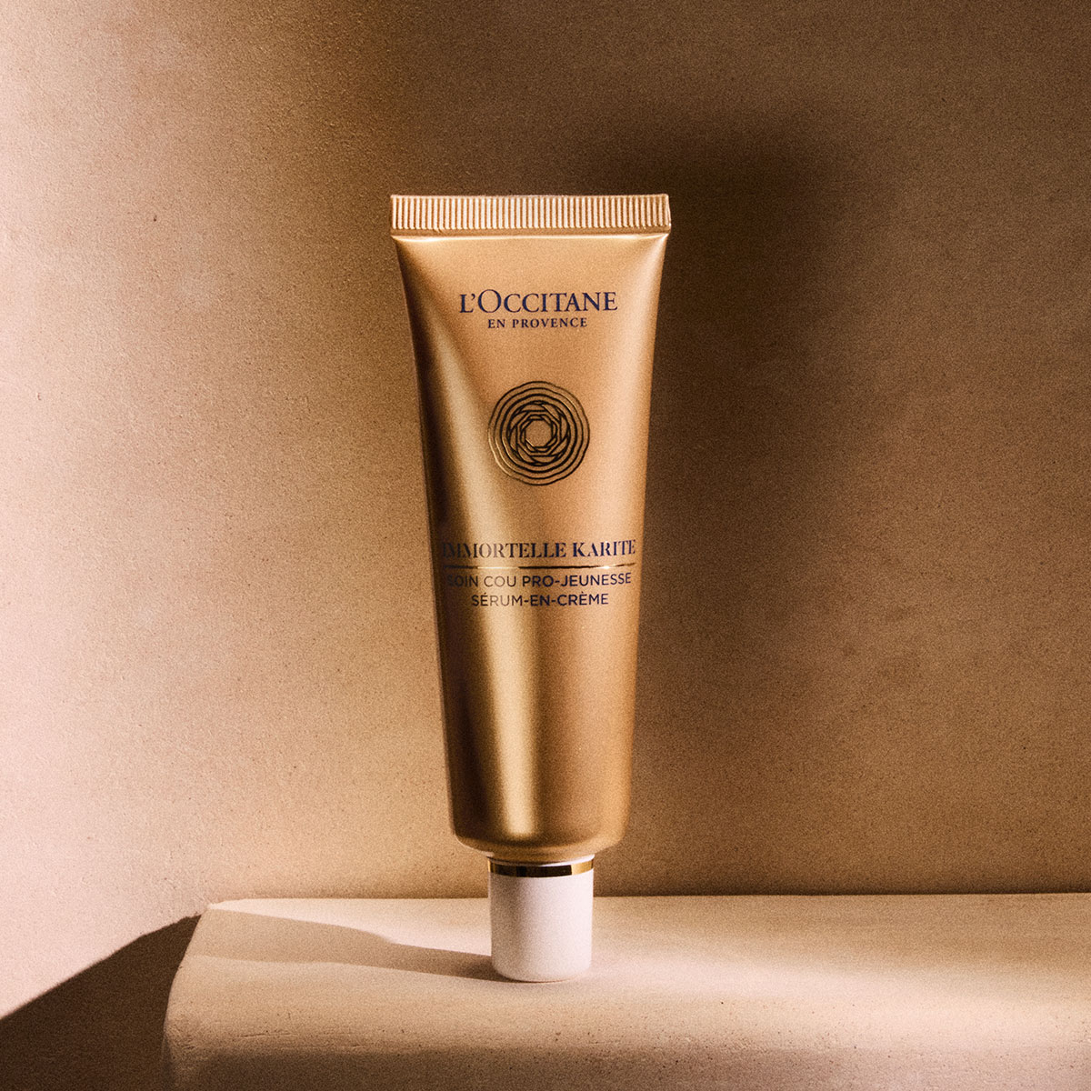 Мөлдір қара труси киген жалаңаш қыздар